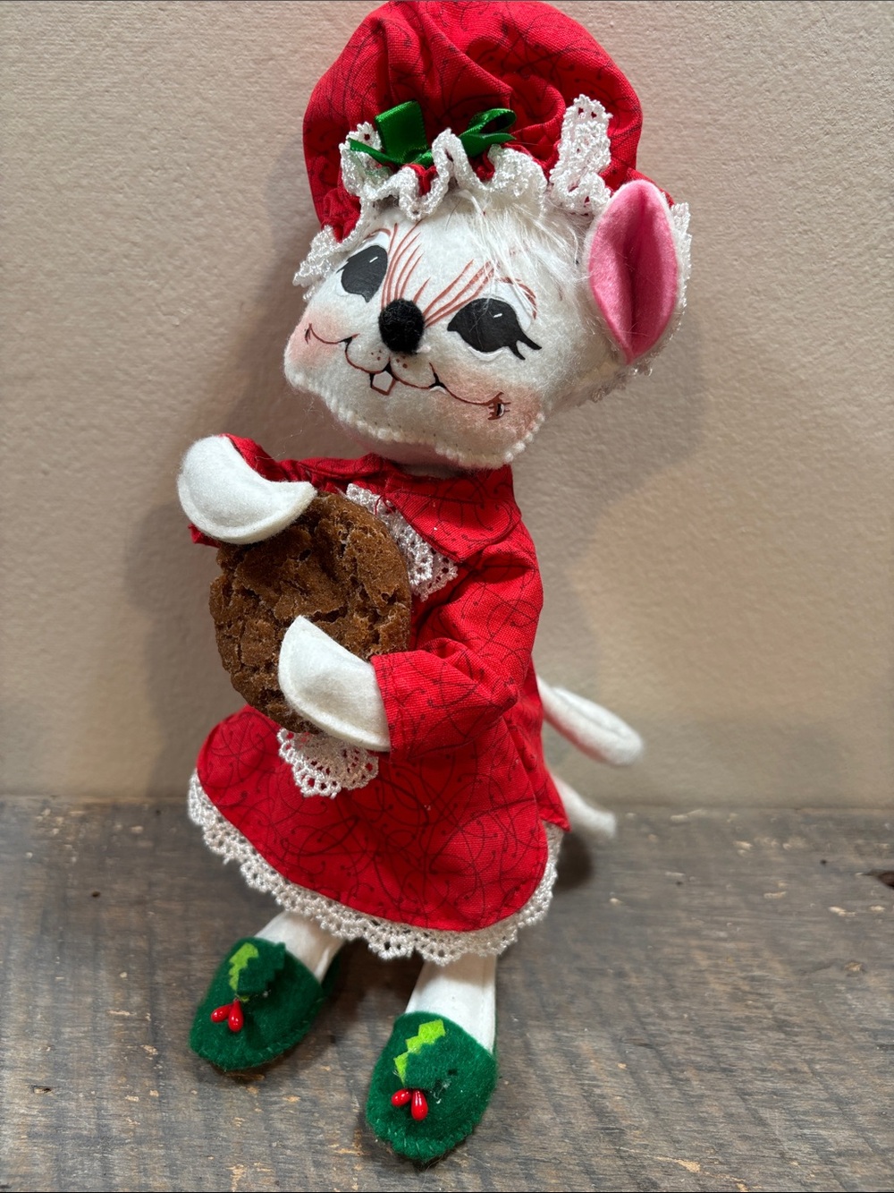 Annalee Red Holiday Cat wearing nightgown with Cookie